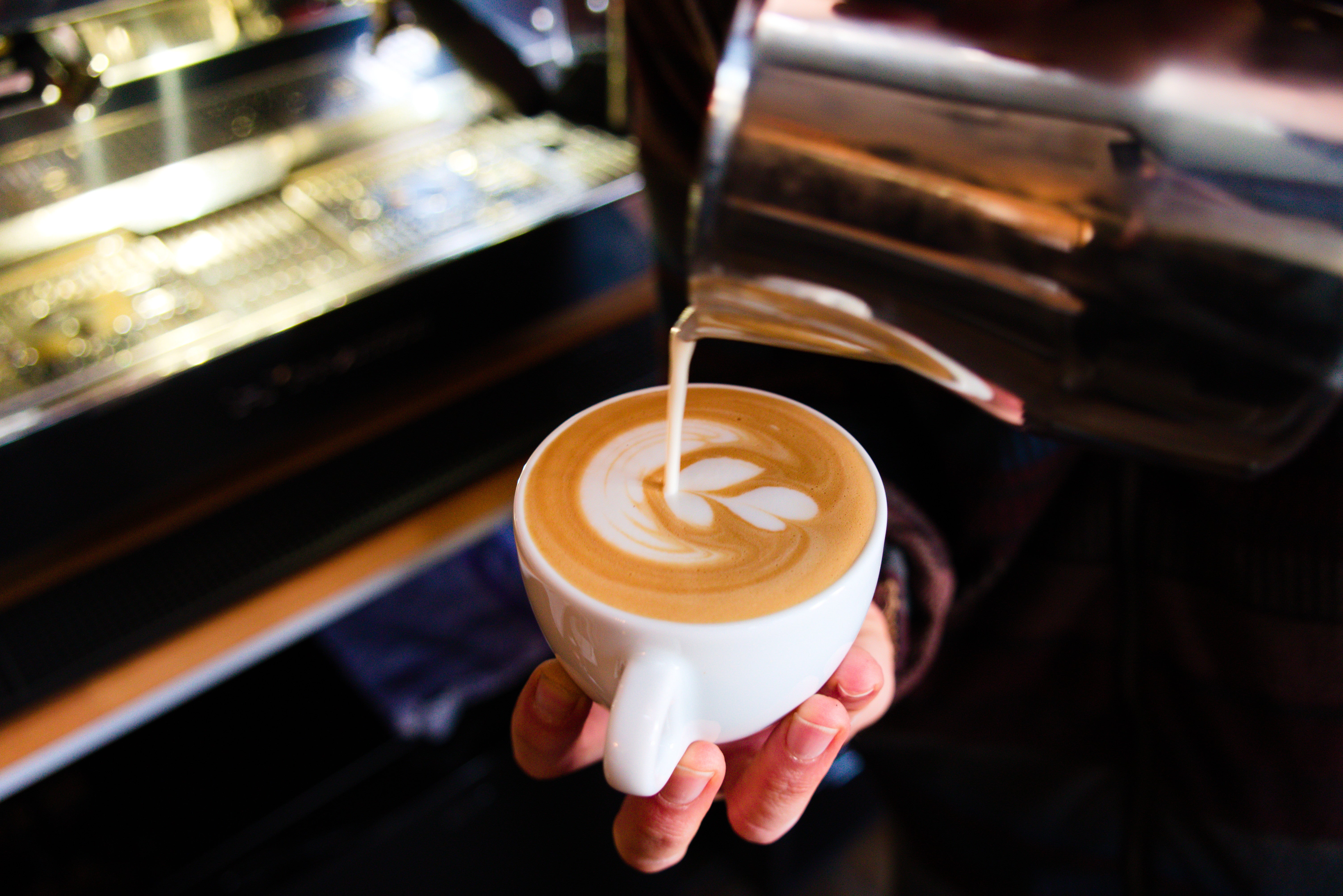 lovely-lots-cappuccino-tasse-cremig-mit-milchschaum image 1